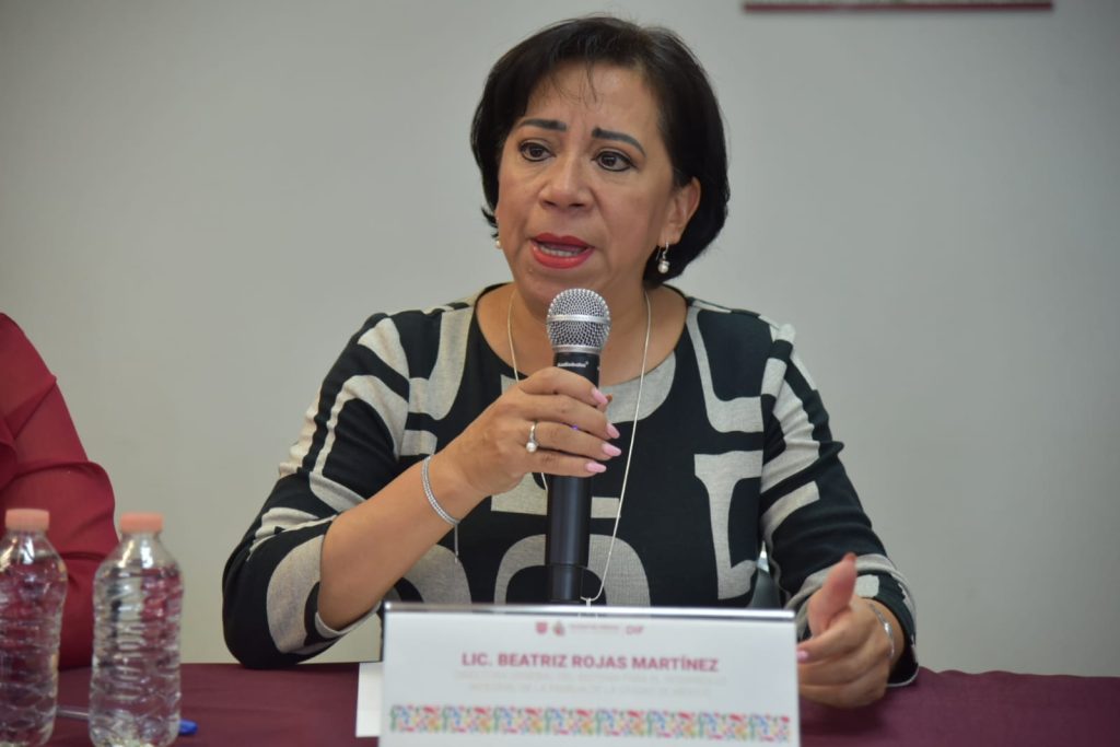 Beatriz Rojas entrega reconocimientos a familias de acogida temporal del programa “Hogares de Corazón”.