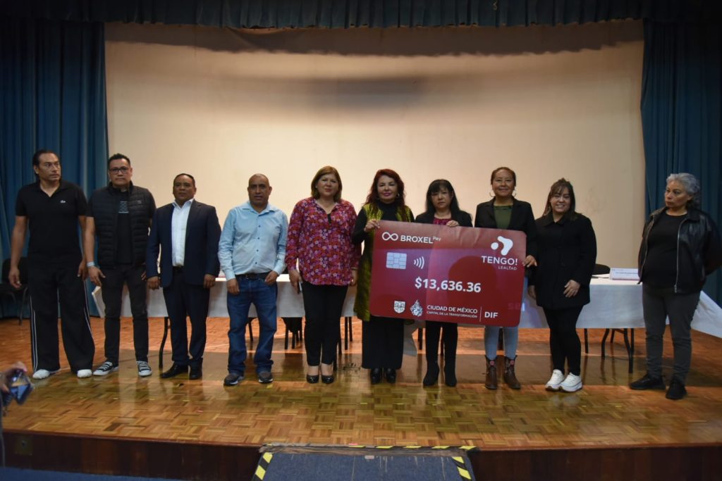 Entrega DIF de la Ciudad de México apoyos económicos para mejorar los comedores populares.