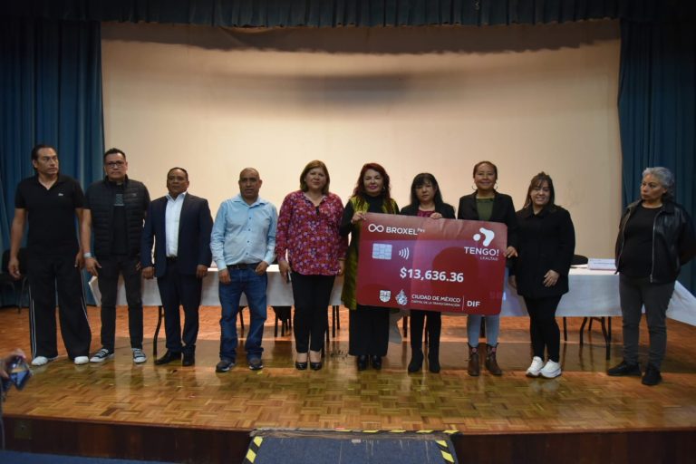 Entrega DIF de la Ciudad de México apoyos económicos para mejorar los comedores populares.