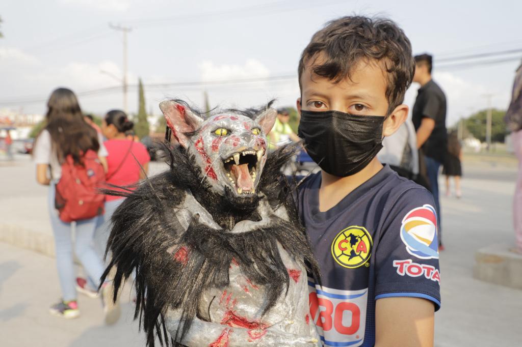 Tecámac celebra el Día de Muertos con un Espeluznante y peludo desfile de disfraces.