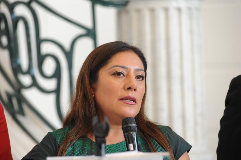 La Alcaldía Cuauhtémoc deberá rendir un informe al Congreso capitalino sobre sus acciones de bacheo, precisó la diputada Xóchitl Bravo Espinosa.