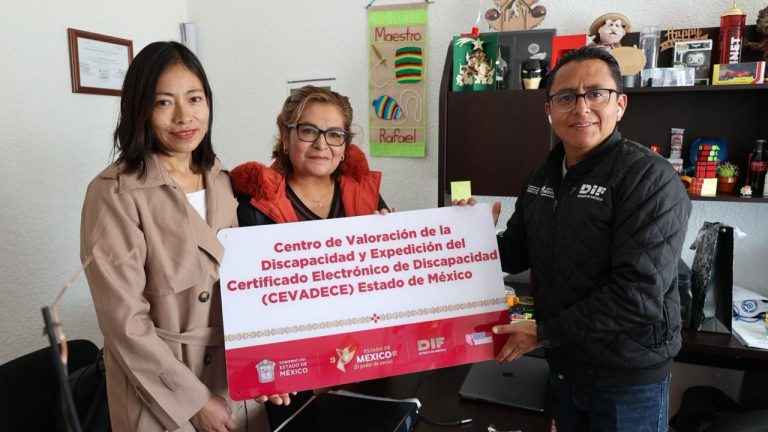 La directora del DIF Tecámac, Rocío Miguel Hernández recibió la placa que acredita como CEVADECE a dicha unidad para expedir Certificados Electrónicos de Discapacidad.