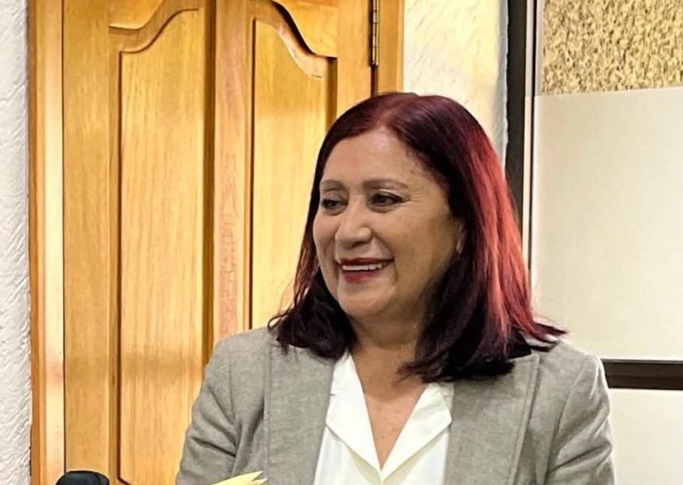 Beneficiarias de Programas de Bienestar increpan y califican de traidora la alcaldesa Rosa Yolanda Wong.