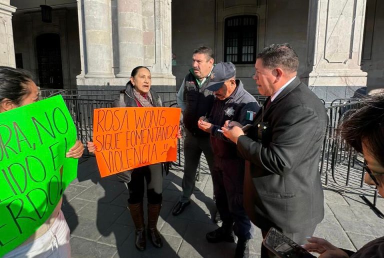 Un grupo de mujeres se encadenan en Palacio de Gobierno de Toluca para exigir solución para los trabajadores, injustamente despedidos, de Tecámac.