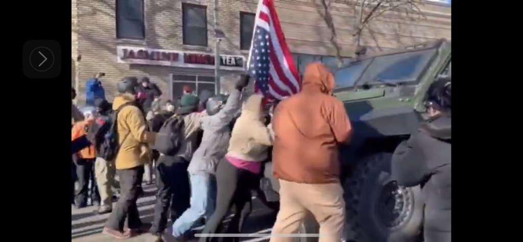 Los actos de fuerza del ICE y la represión contra manifestantes pacíficos, son expresiones de la supremacía blanca de Donald Trump