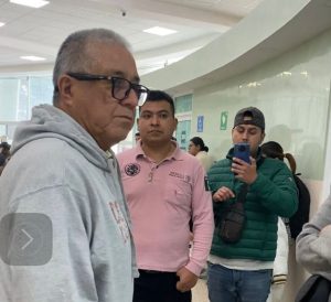 Incumplen camilleros del IMSS con traslado de paciente.