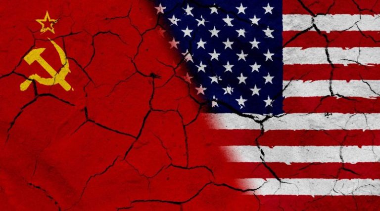 Por la pretensión de imponer condiciones, se enciende la Guerra Fría, por la tensión generada por la constante amenaza de intervención militar.