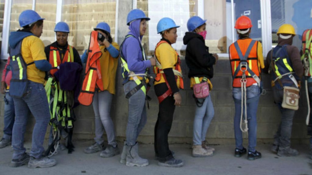 Disminuye Pobreza Laboral, pero el crecimiento económico es marginal y la situación de la geopolítica internacional lleva a no echar las campanas al vuelo