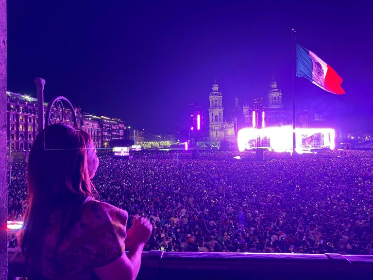 Noche histórica de Shakira en el Zócalo de la Ciudad de México. Shakira, en el Zócalo, rompió récord de asistencia al cantar ante más de 400 mil seguidores.