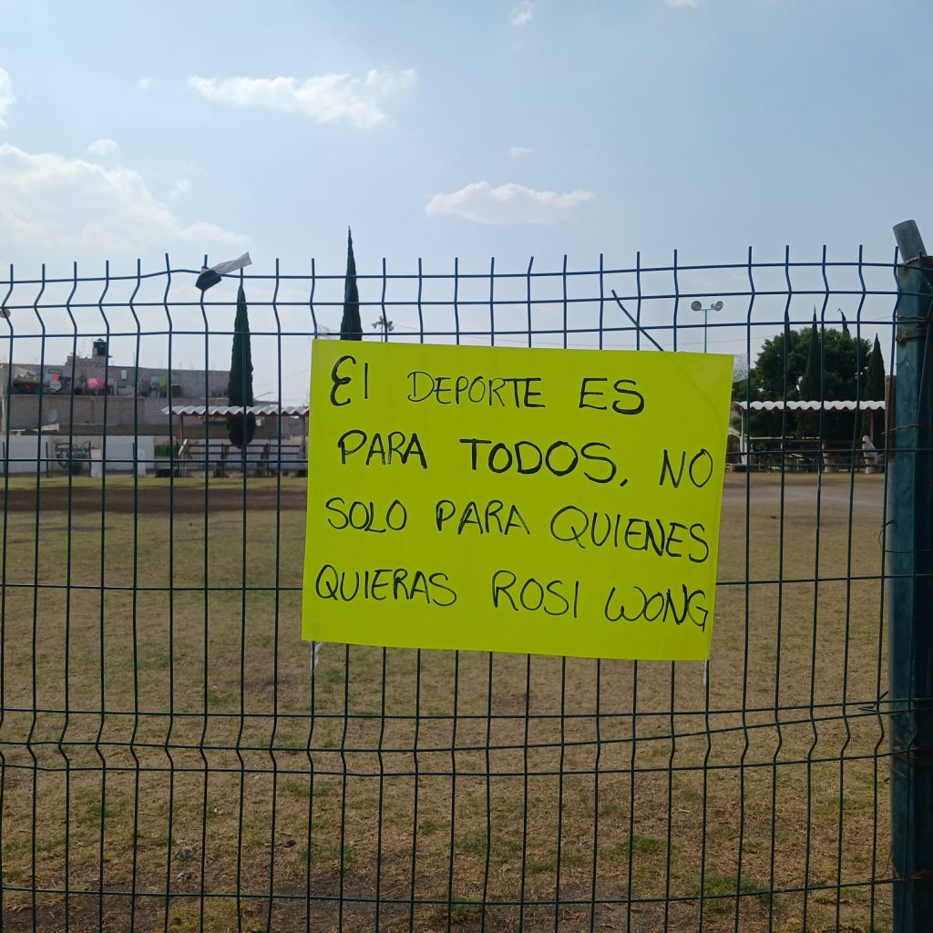 Se manifiestan contra alcaldesa de Tecámac por prohibir uso de instalaciones deportivas.