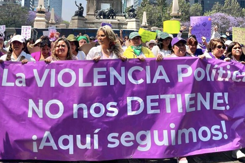 Arias Contreras participó en la mega marcha del 8M en la Ciudad de México, acompañada de la líder Rita Cecilia Contreras Ocampo, con quien caminó codo a codo en Paseo de la Reforma.