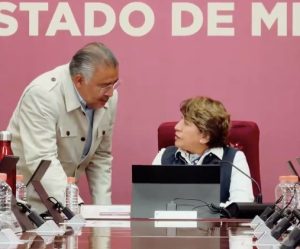 La gobernadora Delfina Gómez, con su secretario general de Gobierno, Horacio Duarte, en las Mesas de Paz.